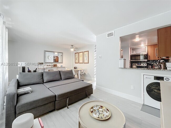 Foto del edificio - 651 NE 60th St