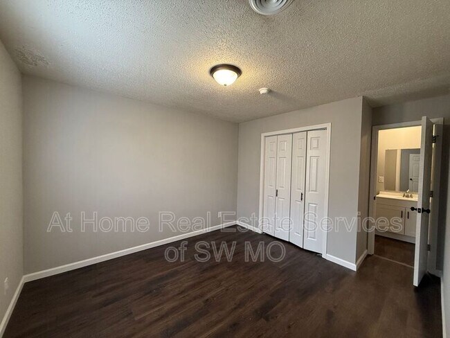 Foto del edificio - 700 E Elm St