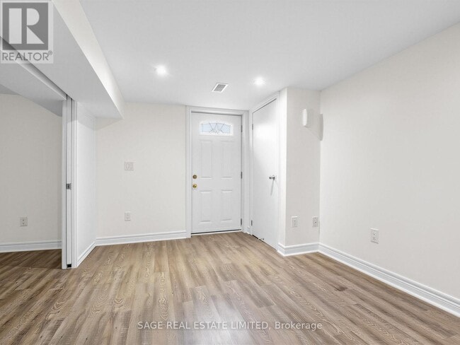 Building Photo - 321 Lauder Ave