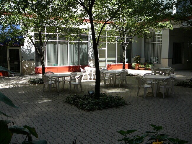 Courtyard - todas las ventanas rostro de 2nd piso - 112 W Washington Blvd