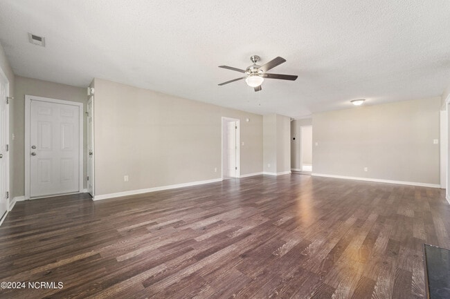 Building Photo - 208 Quarter Horse Ln