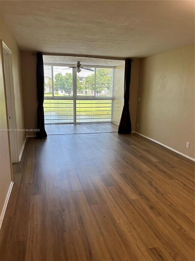 Foto del edificio - 9230 Lagoon Pl