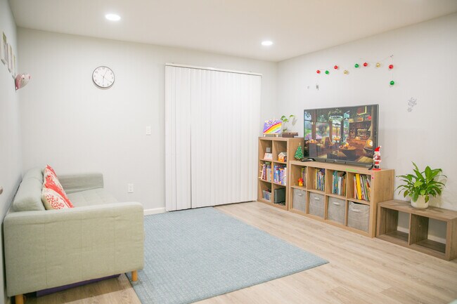 Living room - 880 E Fremont Ave