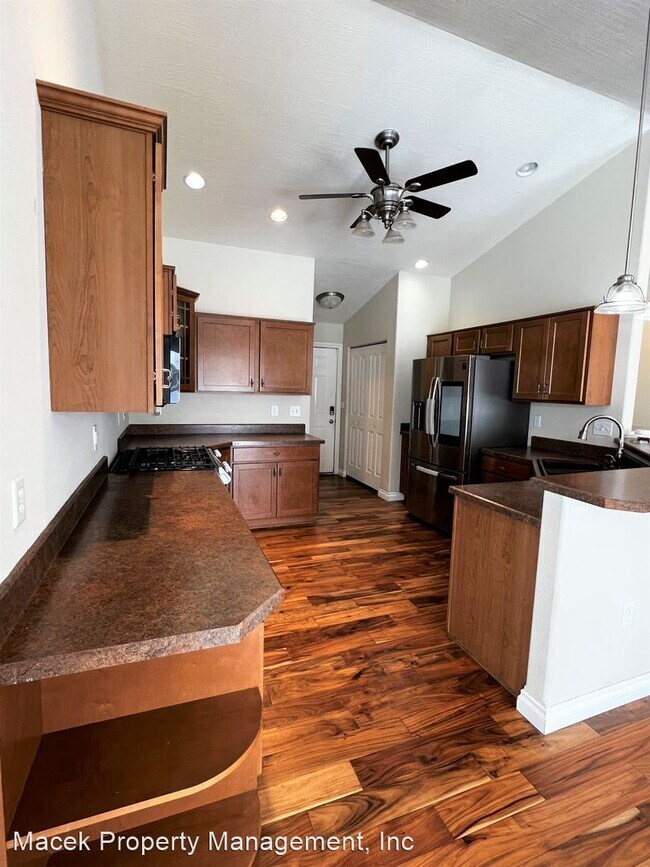Foto del edificio - 5 br, 3 bath House - 1105 38th Ave NE