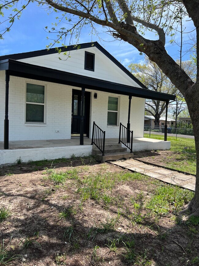 Building Photo - 3429 Kenwood Ave