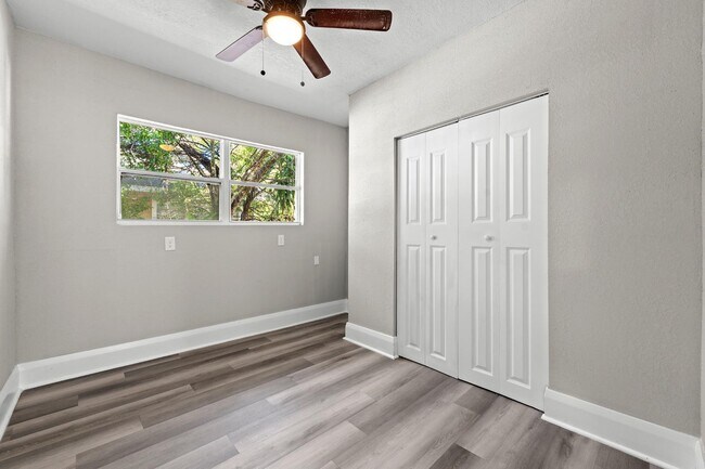 Building Photo - 1010 E Lake Ave