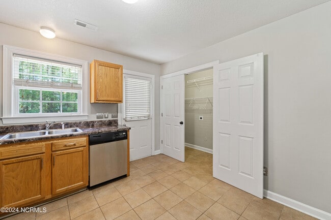 Building Photo - 206 Streamwood Dr
