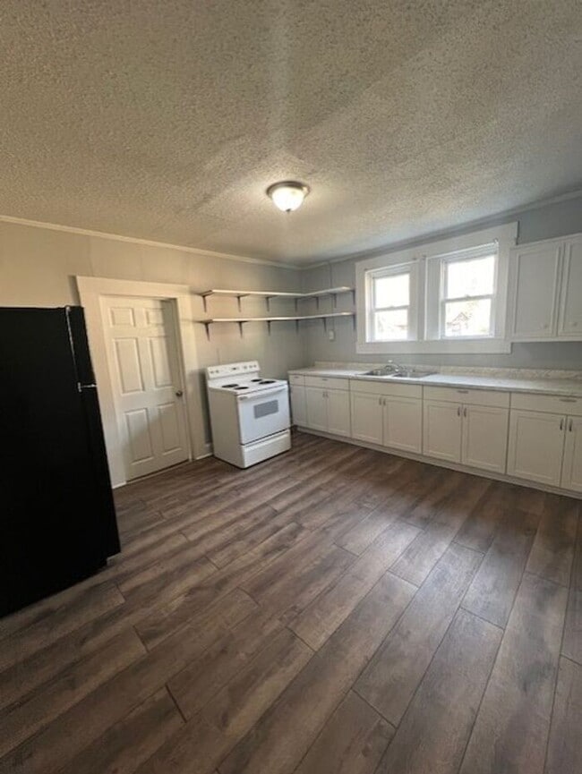 Building Photo - Beautiful 4 bedroom 1.5 bath House