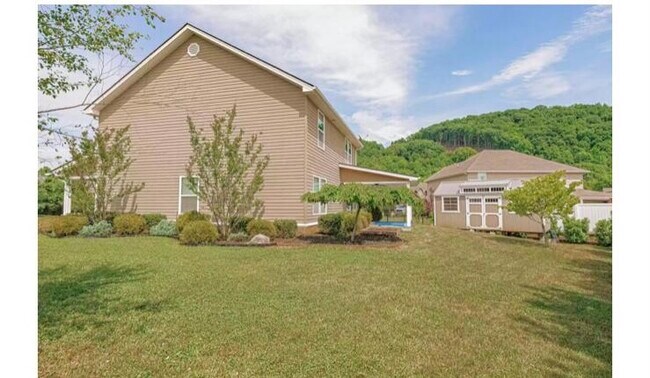 Building Photo - 2095 Falling Leaf Dr