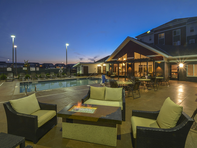 Poolside Fire Pit - Sundance Apartments