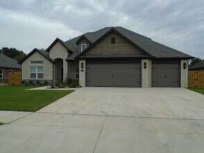 Building Photo - 1720 Ella Pl