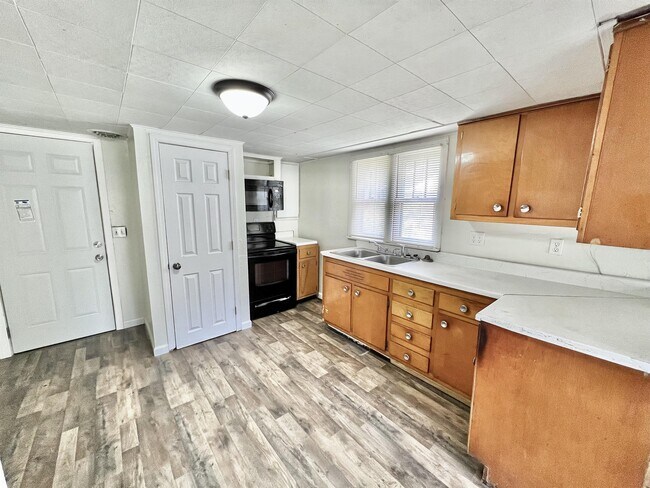 Building Photo - 410 S Oak Ave