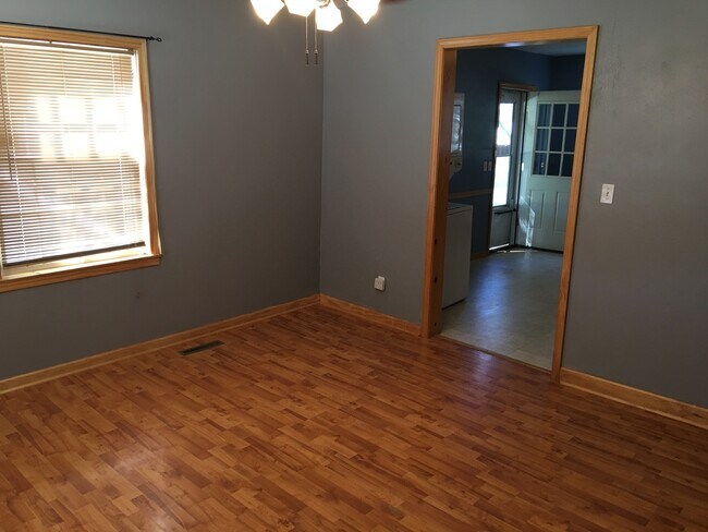 Building Photo - Very nice 2 bedroom 1 bath home with detac...