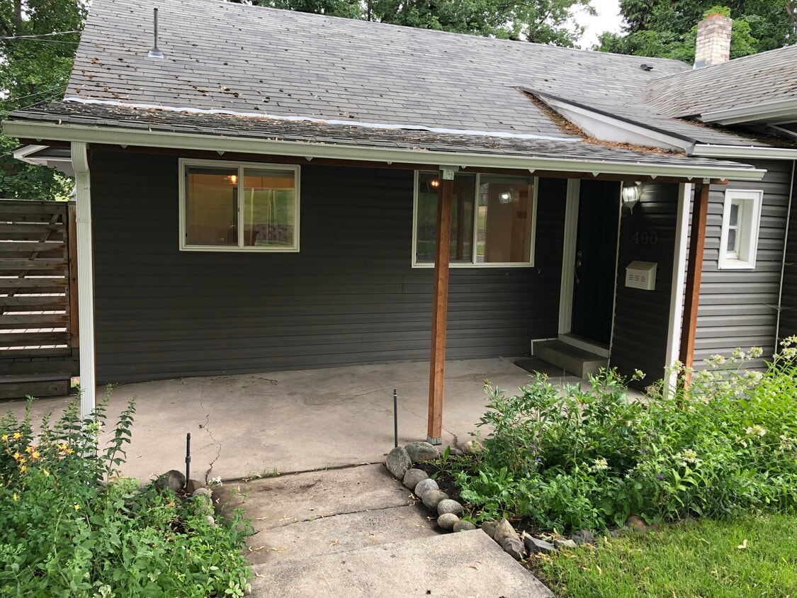 Primary Photo - 400 SW State St