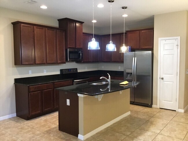 Building Photo - 3 BEDROOOMS. 2.5 BATHROOM TOWNHOME NEAR TH...