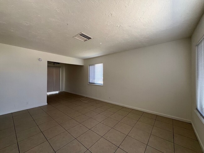 Building Photo - 3 Bedroom 2 Bathroom House with 2 Car Garage