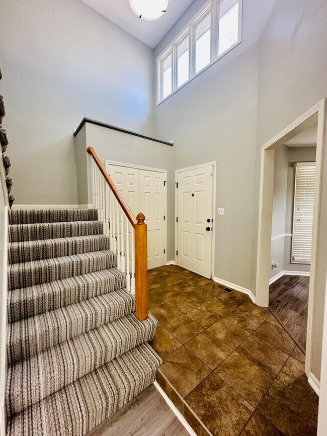 Foto del edificio - {10709}  Spacious Overland Park Duplex + T...