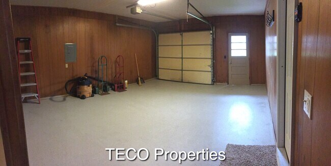 Building Photo - 1460 Hollyview Dr