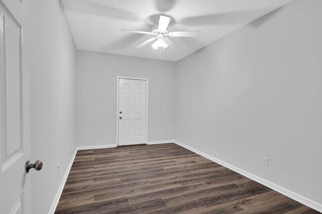 Building Photo - **Hurry In Price Won't Last Long**