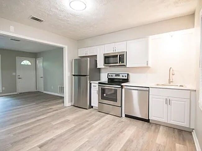 Foto del edificio - 4637 Rowland Ave