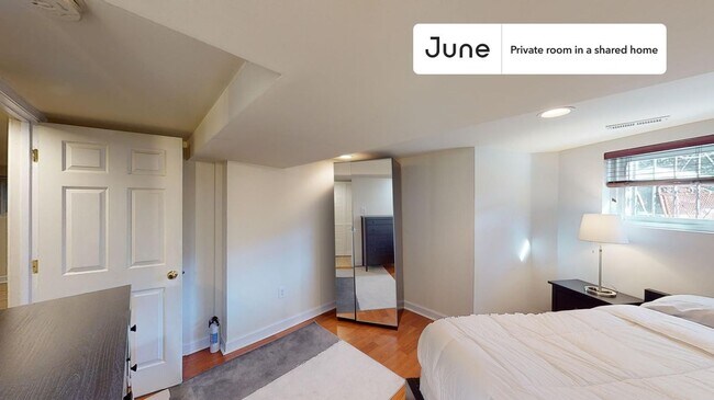 Building Photo - Private bedroom in 4 bed/3.5 bath Home