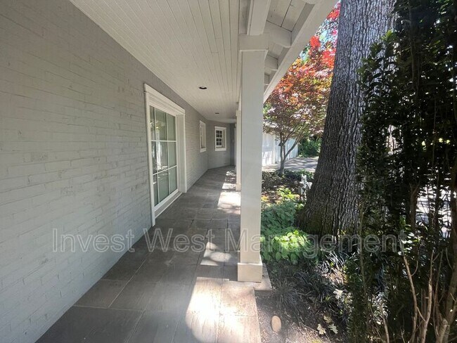 Building Photo - 601 Rhododendron Dr