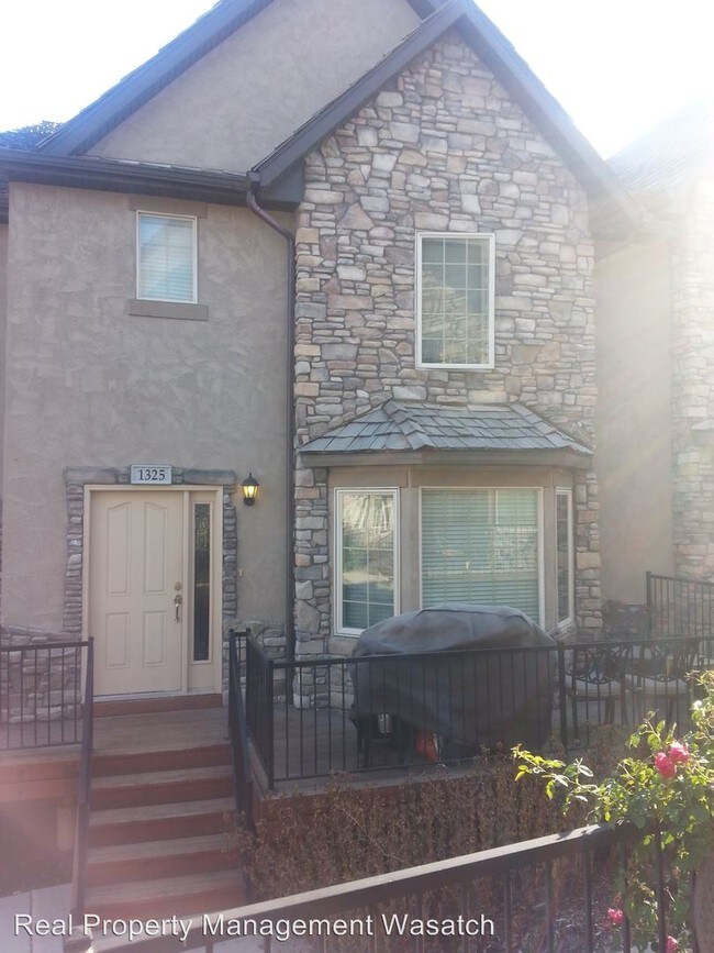 Building Photo - 1325 E Lake Springs Ln