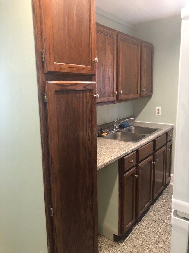Lado del fregadero de la cocina - 18432 Woodland Dr