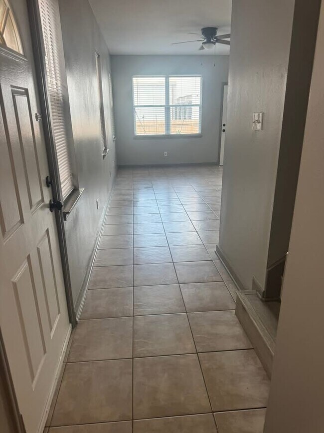 Foto del edificio - 6439 Waldron Dr
