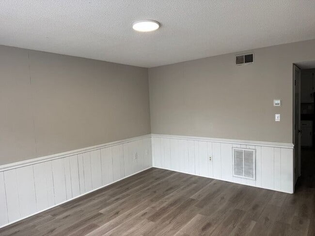 Building Photo - Townhouse near hospital and downtown