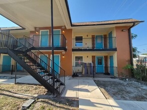 Building Photo - 3718 Pleasanton Rd