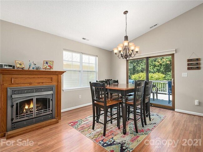 Comida - 50 Clear Creekside Dr