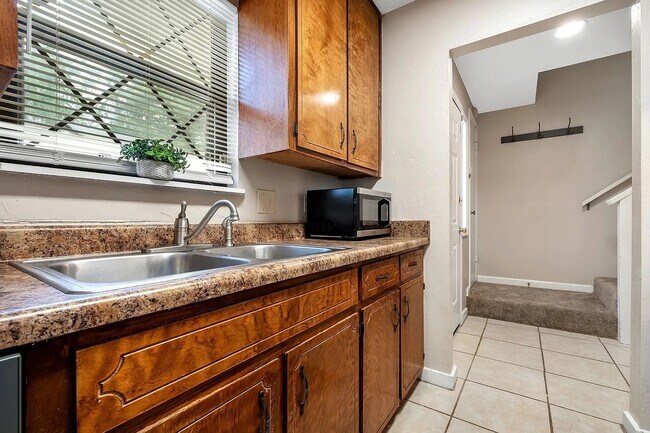 Foto del edificio - 611 Acorn Grove Ct