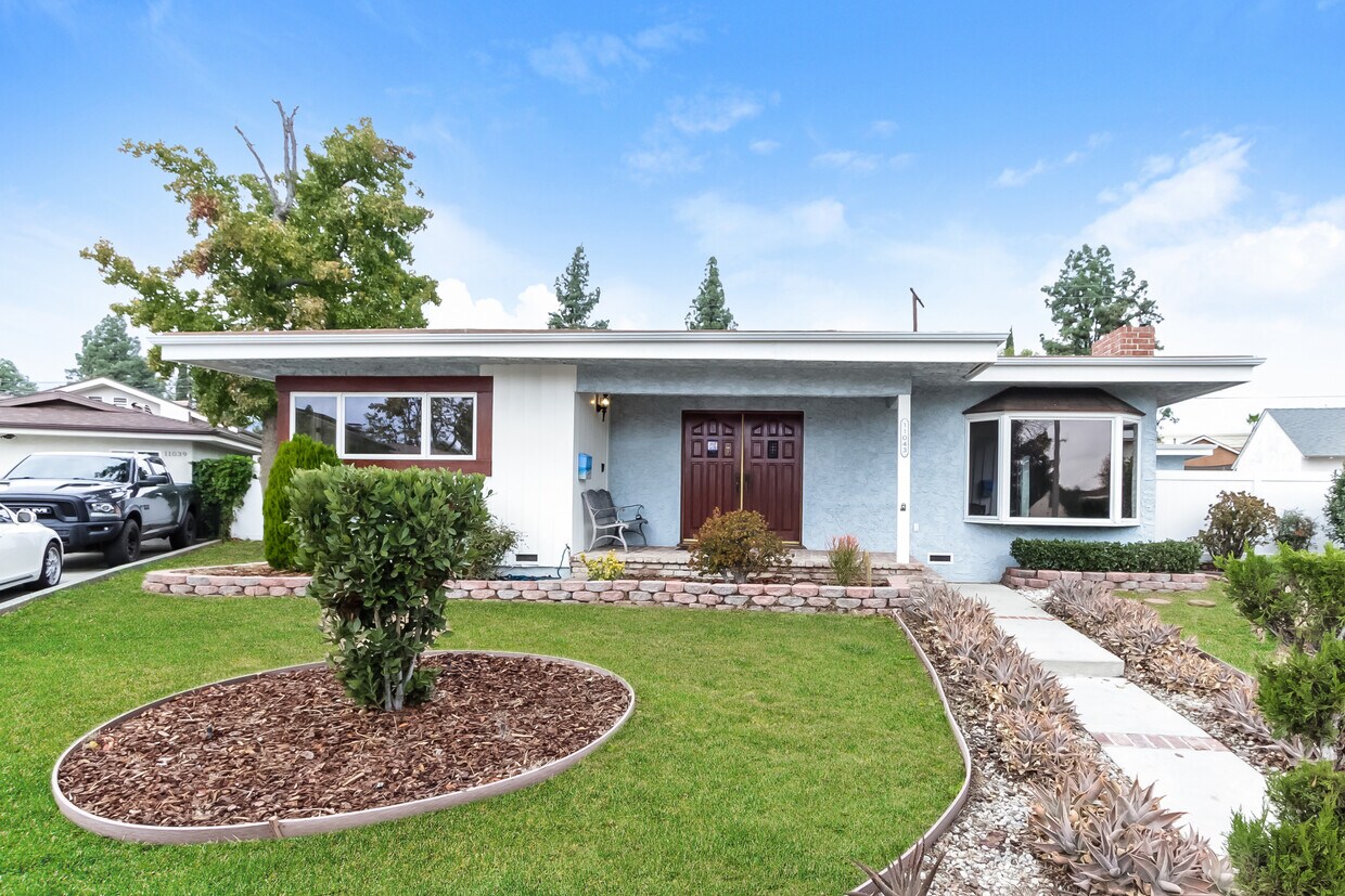 Primary Photo - Newly renovated ranch style home in Granad...