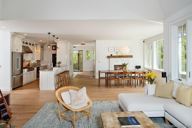 Foto del edificio - 121 Quaker Hill Rd