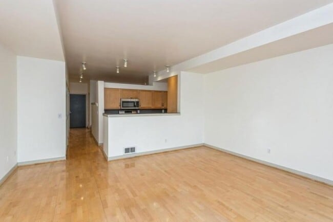 Building Photo - 1 bedroom in Seattle WA 98109