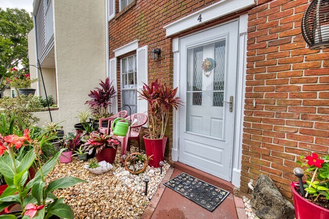 Building Photo - Annual Furnished 2 Bedroom 1.5 Bathroom To...