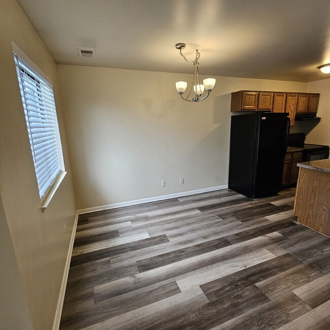 Building Photo - 2 Bedroom Upper Condo with Vaulted Ceiling...