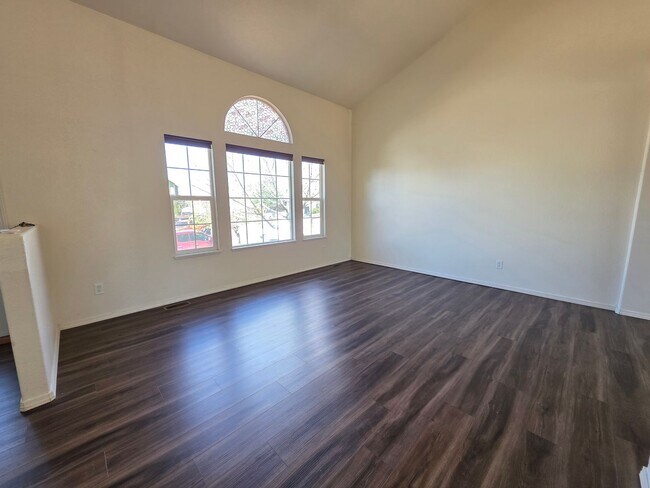 Foto del edificio - Gorgeous 4 Bed 4 bath Home In Wagon Trails!!