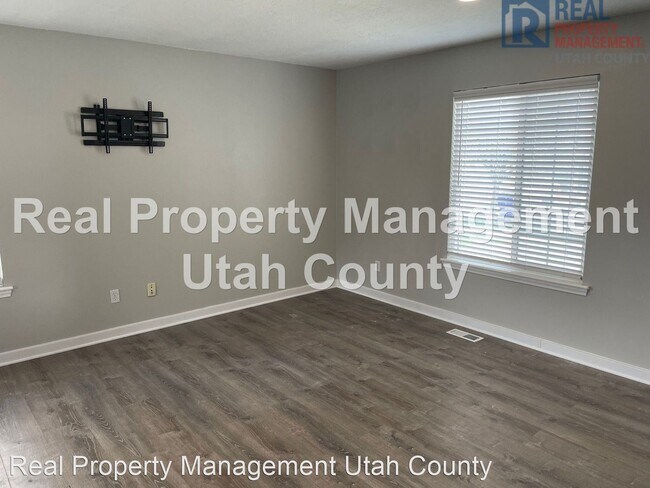 Foto del edificio - 5 br, 3.5 bath House - 7857 Cedar Crest Dr...