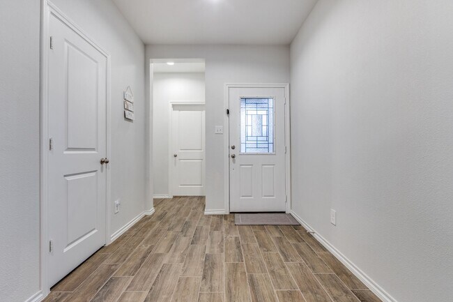 Foto del edificio - 3315 Celestial Ln