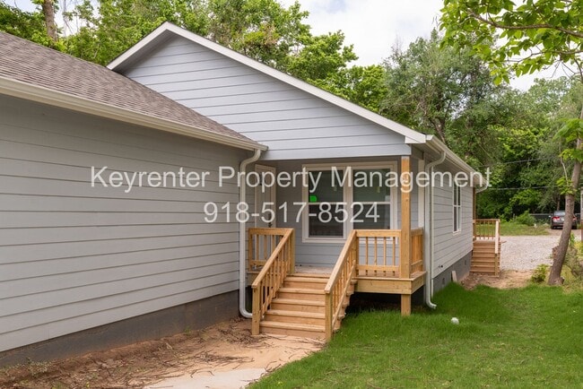 Building Photo - 4 Bedroom 2 Bath + Updated
