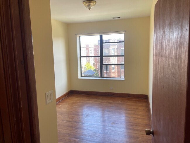 Dormitorio Norte - 4922 N Kedzie Ave