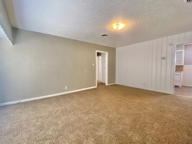 Building Photo - 3 bedroom 2 bath within walking distance o...