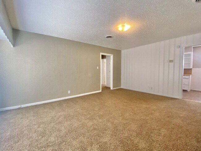 Foto del edificio - 3 bedroom 2 bath within walking distance o...