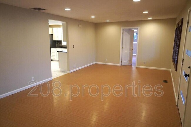 Building Photo - 1001 S Phillippi St