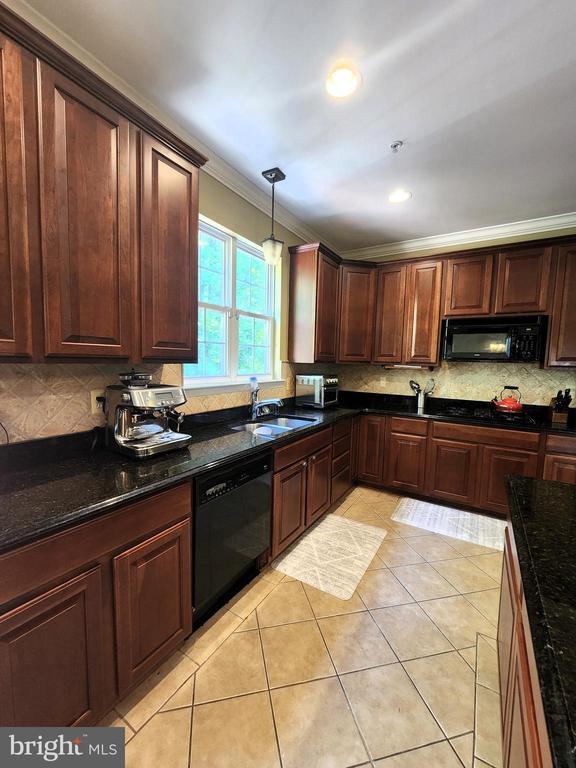 Building Photo - 8008 Race Horse Ln