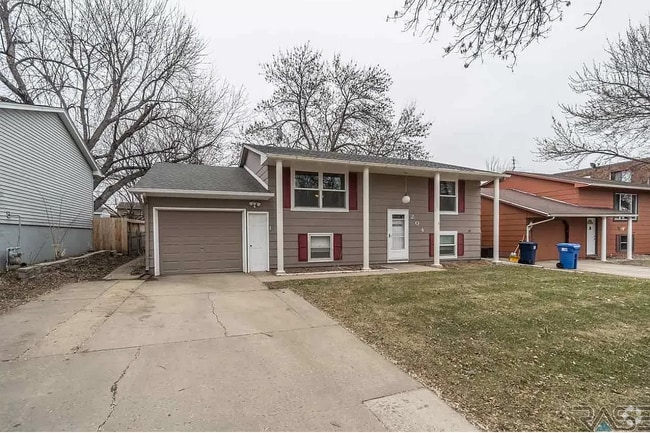 Building Photo - 204 N Fanelle Ave