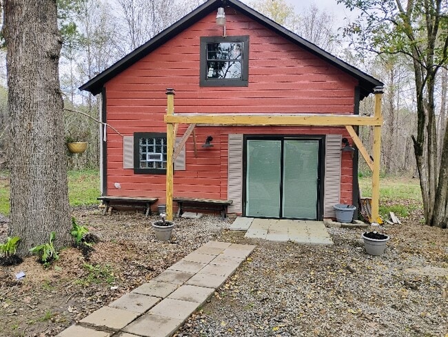 Building Photo - 1501 Hooks Lake Rd