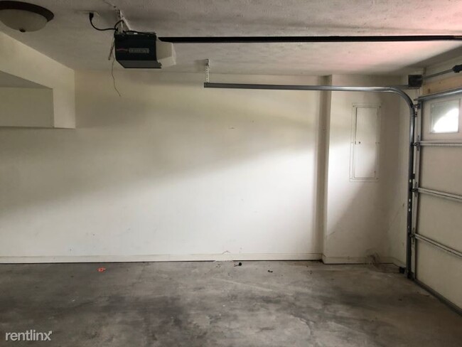 Building Photo - 3 br, 2.5 bath Townhome - 113 Windmill Ln